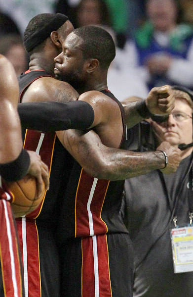 邮报：埃德森在土超遭水杯“轰炸”，欲将水杯踢回看台表不满（邮报：土超赛场遭水杯袭扰，埃德森欲踢回看台以示不满）