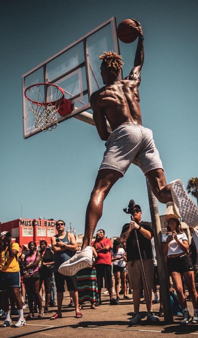 约罗：姆伯莫也会说法语，现在我们的团队就像一个大家庭（约罗：姆伯莫会讲法语，如今球队亲如一家）